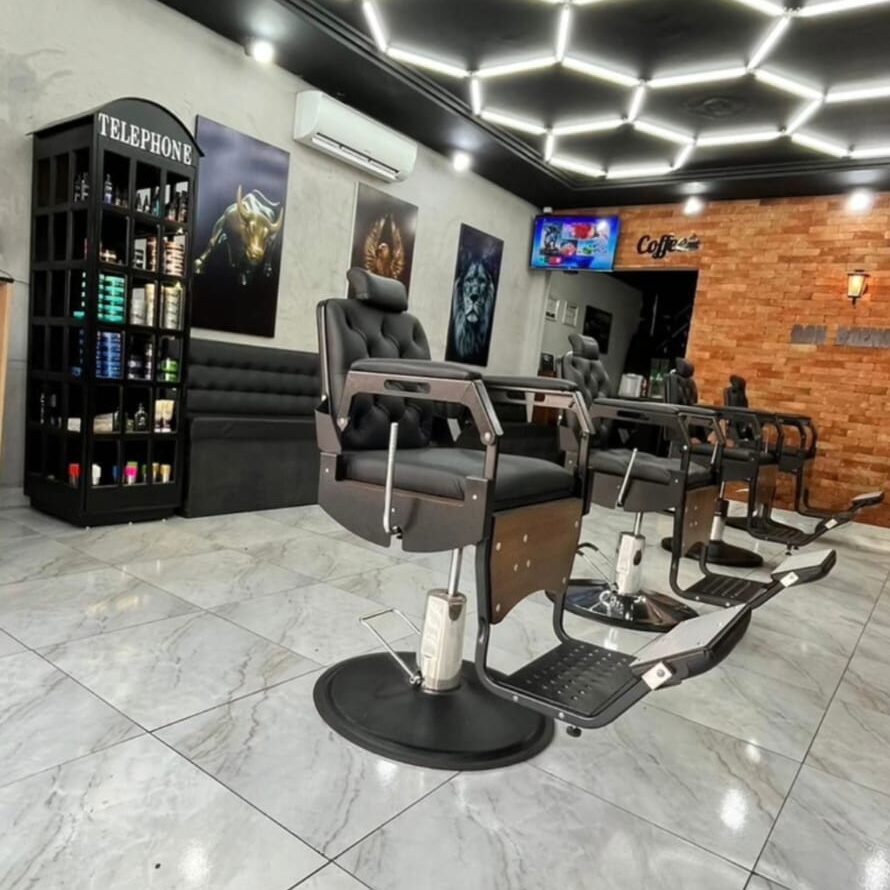 Imagem de Dentro da Barbearia, com os equipamentos profissionais